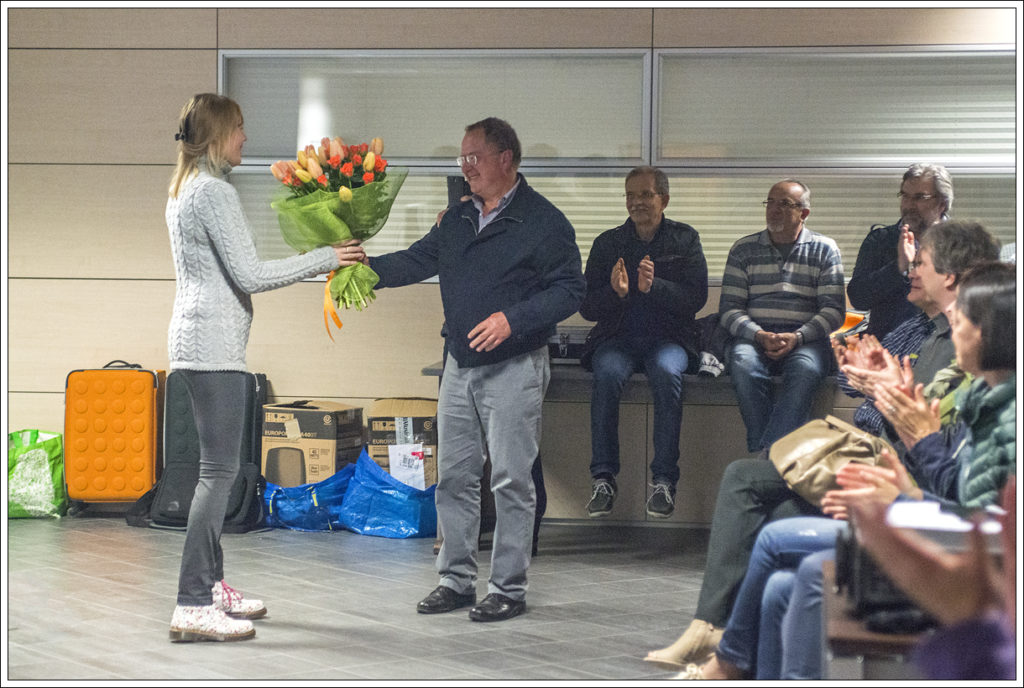 Roberto consegna un omaggio floreale all'ospite del CFP