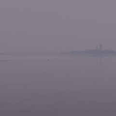 Grado, Laguna, Barbana avvolta nella nebbia.